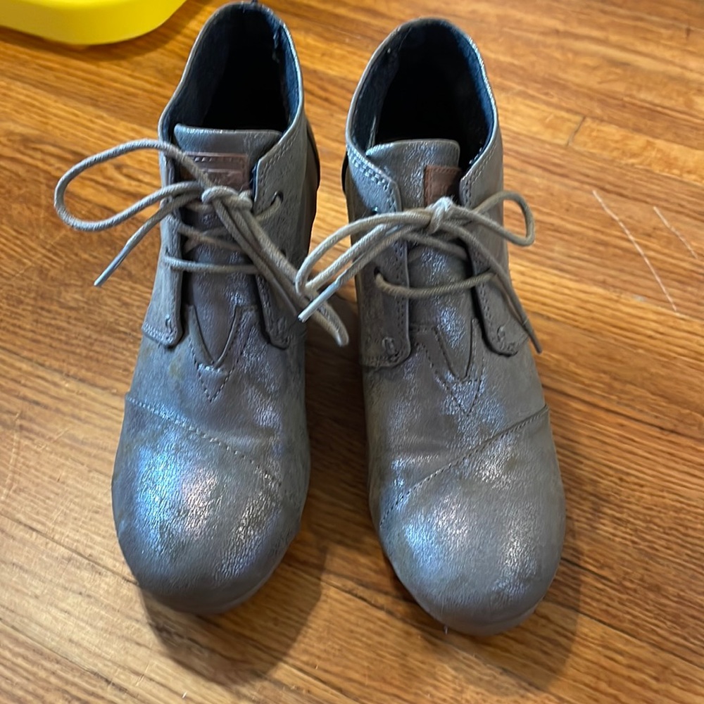 Tom’s Wedges Size 8